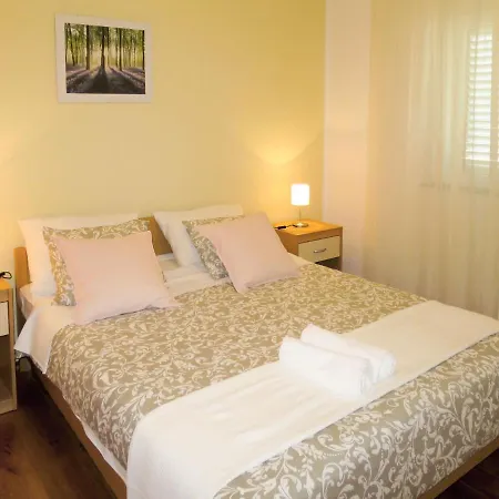 Toni-3 By Interhome Apartman Grebastica